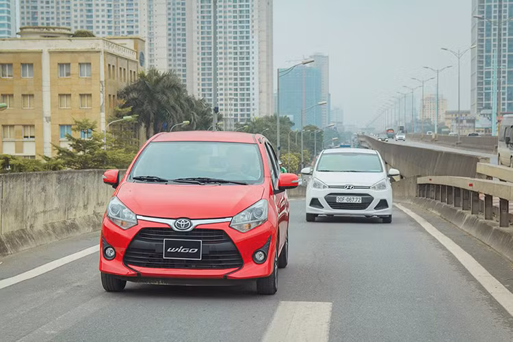 Toyota Wigo tại Việt Nam được hưởng mức thuế nhập khẩu 0%. Xe được trang bị động cơ 4 xy-lanh, phun xăng điện tử, dung tích 1.2L cho công suất 86 mã lực tại vòng tua máy 6.000 vòng/phút và mô-men xoắn cực đại 107 Nm tại 4.200 vòng/phút, đi cùng hộp số sàn 5 cấp hoặc số tự động 4 cấp.