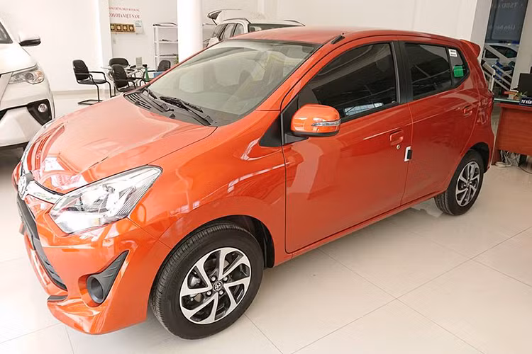 Sau khi Vinfast Fadil rồi đến Honda Brio mới lần lượt được bán ra tại thị trường Việt, phân khúc xe hạng A giá rẻ hiện đã sôi động hơn rất nhiều so với trước. Chính vì vậy, mẫu xe giá rẻ Toyota Wigo đang cảm thấy sức ép bị đè nặng hơn bao giờ hết - đặc biệt về mặt doanh số bán ra thị trường.