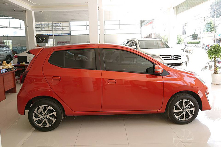 Mới đây tại một số đại lý chính hãng tại Việt Nam, mẫu xe Toyota Wigo đã bất ngờ giảm giá từ 15 đến 40 triệu đồng cho từng phiên bản khác nhau. Cụ thể phiên bản số sàn Wigo đang được các đại lý giảm giá 30 triệu đồng xuống còn 315 triệu đồng, phiên bản số tự động giảm giá tới 40 triệu đồng xuống còn 365 triệu đồng