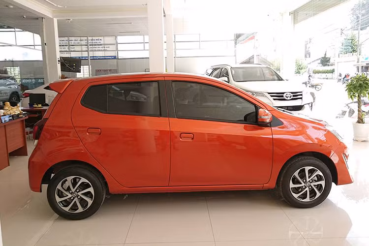 Mới đây tại một số đại lý chính hãng tại Việt Nam, mẫu xe Toyota Wigo đã bất ngờ giảm giá từ 15 đến 40 triệu đồng cho từng phiên bản khác nhau. Cụ thể phiên bản số sàn Wigo đang được các đại lý giảm giá 30 triệu đồng xuống còn 315 triệu đồng, phiên bản số tự động giảm giá tới 40 triệu đồng xuống còn 365 triệu đồng