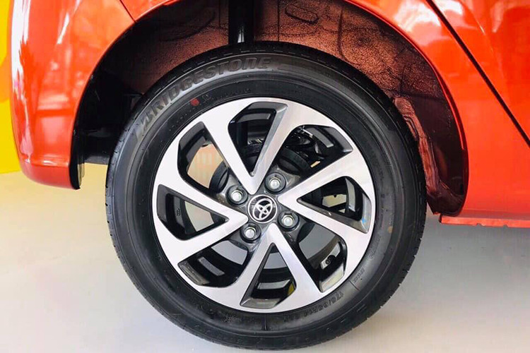 Toyota Wigo mới là mẫu xe cỡ nhỏ được nhập khẩu nguyên chiếc từ Indonesia với 2 phiên bản là 1.2MT và 1.2AT. Ngay từ lần đầu ra mắt, hồi tháng 10/2018, Toyota Wigo đã gây bất ngờ bằng doanh số cao kỷ lục 1.529 xe, vượt qua cả hai đối thủ sừng sỏ là Kia Morning và Hyundai Grand i10 để dẫn đầu phân khúc xe hạng A.