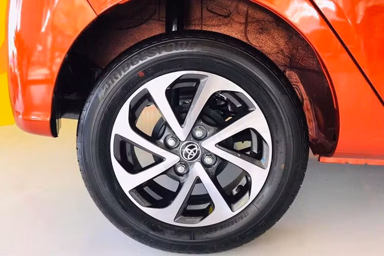 Toyota Wigo mới là mẫu xe cỡ nhỏ được nhập khẩu nguyên chiếc từ Indonesia với 2 phiên bản là 1.2MT và 1.2AT. Ngay từ lần đầu ra mắt, hồi tháng 10/2018, Toyota Wigo đã gây bất ngờ bằng doanh số cao kỷ lục 1.529 xe, vượt qua cả hai đối thủ sừng sỏ là Kia Morning và Hyundai Grand i10 để dẫn đầu phân khúc xe hạng A.