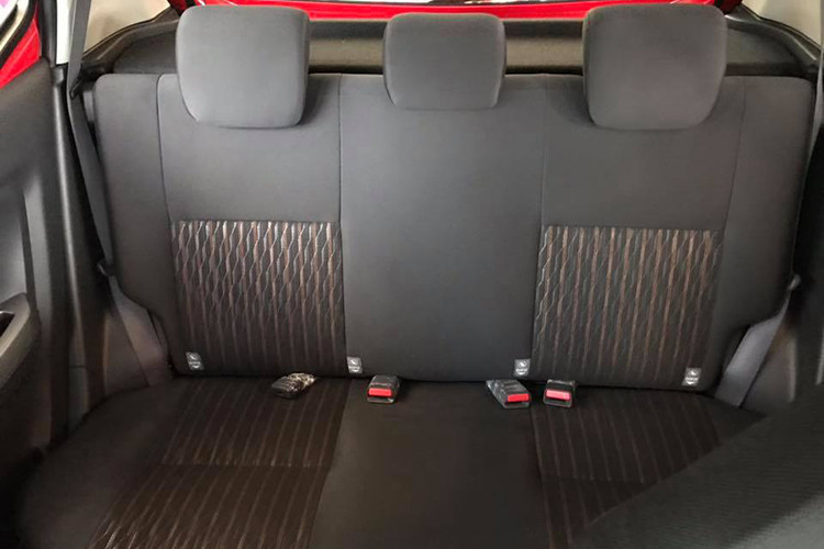 Bên trong nội thất của Wigo khá nghèo nàn nhưng lại rộng rãi nhất phân khúc. Ghế ngồi của xe ở dạng bọc nỉ chỉnh tay 4 hướng, vô-lăng 3 chấu tích hợp nút chỉnh âm thanh. Xe được trang bị đầu DVD trên bản số tự động và CD ở bản số sàn. Ngoài ra, Toyota Wigo 2019 còn có hệ thống âm thanh 2-DIN có kết nối Bluetooth, các cửa sổ chính điện.