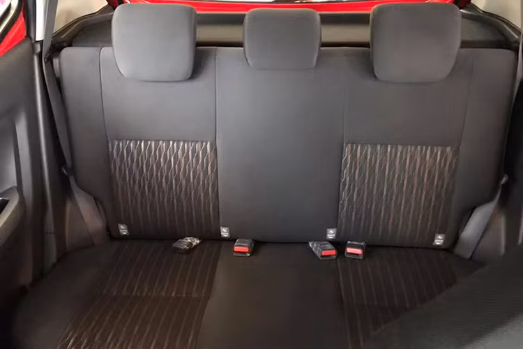 Bên trong nội thất của Wigo khá nghèo nàn nhưng lại rộng rãi nhất phân khúc. Ghế ngồi của xe ở dạng bọc nỉ chỉnh tay 4 hướng, vô-lăng 3 chấu tích hợp nút chỉnh âm thanh. Xe được trang bị đầu DVD trên bản số tự động và CD ở bản số sàn. Ngoài ra, Toyota Wigo 2019 còn có hệ thống âm thanh 2-DIN có kết nối Bluetooth, các cửa sổ chính điện.