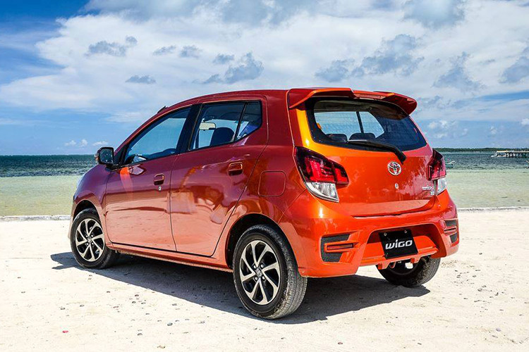 Xe sở hữu kích thước tổng thể 3.660 mm dài x 1.600 mm rộng x 1.520 mm cao, chiều dài cơ sở 2.455 mm, khoảng sáng gầm 160 mm, bán kính vòng quay 4,7 mét, dung tích bình xăng 33 lít. Trọng lượng không tải 870 kg với bản số sàn và nặng hơn 20 kg với bản số tự động. Vành hợp kim 14 inch với phanh đĩa trước, tang trống sau.