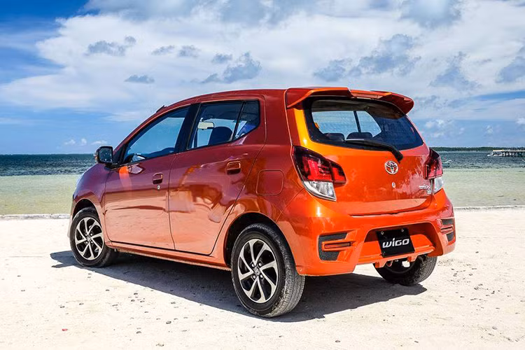 Xe sở hữu kích thước tổng thể 3.660 mm dài x 1.600 mm rộng x 1.520 mm cao, chiều dài cơ sở 2.455 mm, khoảng sáng gầm 160 mm, bán kính vòng quay 4,7 mét, dung tích bình xăng 33 lít. Trọng lượng không tải 870 kg với bản số sàn và nặng hơn 20 kg với bản số tự động. Vành hợp kim 14 inch với phanh đĩa trước, tang trống sau.