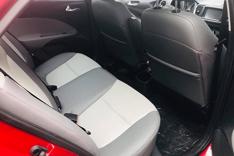 Hai phiên bản còn lại của Kia Soluto Soluto cao cấp hơn tại Việt Nam bao gồm; AT Deluxe máy xăng số tự động 4 cấp giá từ 455 triệu đồng, Soluto AT Luxury máy xăng số tự động 4 cấp giá từ 499 triệu đồng. 