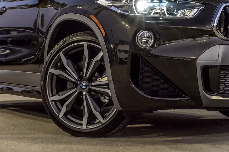 Điểm nhấn của BMW X2 nằm ở lưới tản nhiệt hình quả thận (phần dưới của lưới tản nhiệt rộng hơn phần trên) và gói phụ kiện M Sport X mới. Đèn của xe thiết kế pha mượt mà, tích hợp dải đèn LED định vị ban ngày.