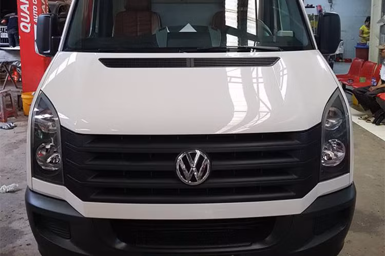 Phần đuôi xe là cụm đèn hậu thiết kế dạng to bản hình trụ, gắn sâu vào cánh cửa sau của xe, đồng thời có thêm một bệ lên xuống được sơn màu đen tuyền. Trang bị an toàn trên mẫu xe Volkswagen Crafter 2016 với các tùy chọn gồm hỗ trợ lùi xe, hỗ trợ đỗ xe, cảnh báo va chạm phía sau, bảo vệ bên hông và nhiều tính năng khác.