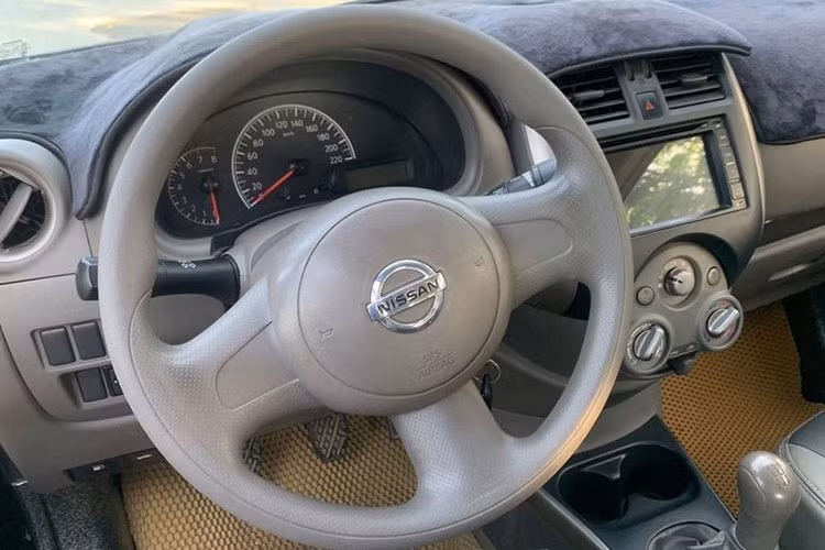 Nissan Sunny 2016 có kích thước với các chiều Dài x Rộng x Cao: 4425 x 1695 x 1505 (mm). Chiều dài trục cơ sở là 2590 mm (đây là chiều dài lớn bậc nhất phân khúc B và nó tiệm cận sang phân khúc C). Vô lăng của Sunny có 3 chấu khá "mũm mĩm" trông rất trẻ trung, phiên bản số sàn không được trang bị các nút bấm tiện ích như các bản cao cấp.