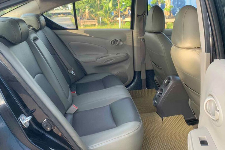 Hàng ghế trước với thiết kế ôm lấy thân người ngồi thể thao, tuy nhiên hai ghế hàng ghế này chỉ có thể chỉnh bằng tay ở tất cả các phiên bản. Hàng ghế sau khá rộng rãi và thoải mái cho 3 người lớn ngồi. Trang bị an toàn cơ bản với 2 túi khí hàng ghế trước, ABS chống bó cứng phanh, EBD phân bố phanh điện tử, BA bổ trợ phanh khẩn cấp...