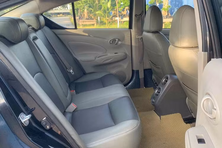 Hàng ghế trước với thiết kế ôm lấy thân người ngồi thể thao, tuy nhiên hai ghế hàng ghế này chỉ có thể chỉnh bằng tay ở tất cả các phiên bản. Hàng ghế sau khá rộng rãi và thoải mái cho 3 người lớn ngồi. Trang bị an toàn cơ bản với 2 túi khí hàng ghế trước, ABS chống bó cứng phanh, EBD phân bố phanh điện tử, BA bổ trợ phanh khẩn cấp...