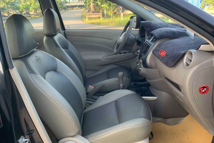 Xe có giàn âm thanh ở mức cơ bản với 4 loa (phiên bản L chỉ có 2 loa). Chiếc sedan Nissan Sunny 5 chỗ này ở phiên bản L và XL được trang bị đầu đĩa CD, phiên bản cao cấp hơn là XV và XV SE sẽ được ưu ái hơn khi trang bị đầu DVD và màn hình cảm ứng tích hợp xem bản đồ với định vị GPS. Ngoài ra, Sunny còn có thêm giắc cắm 3.5, một cổng USB, bluetooth... giúp nghe nhạc mp3