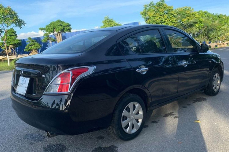 Về ngoại hình Nissan Sunny 2016 với đầu xe thiết kế hình chữ X độc đáo, hệ thống tản nhiệt phía trên và hút gió phía dưới. Đèn pha là điểm trừ khá lớn khi vẫn chỉ trang bị bóng Halogen. Cụm đèn hậu dạng LED hình khối không thay đổi so với phiên bản tiền nhiệm khi nó được thiết kế tràn từ đuôi xe sang phía hông.