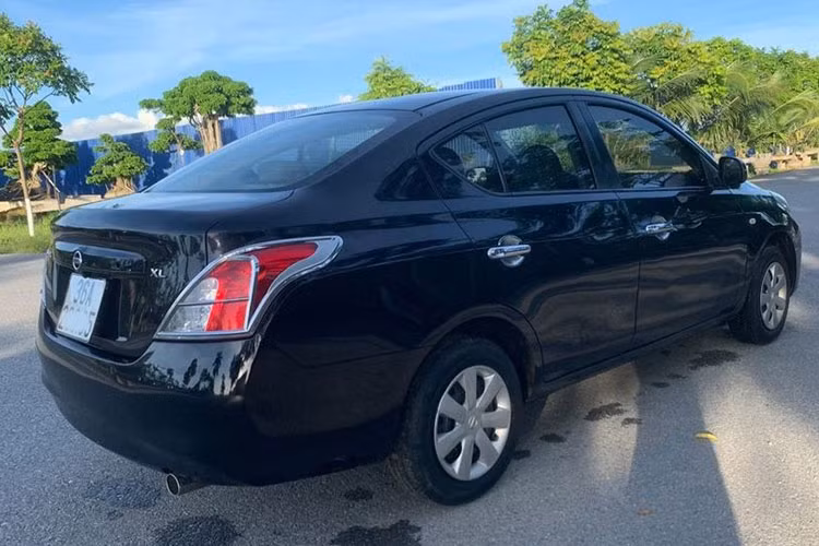 Về ngoại hình Nissan Sunny 2016 với đầu xe thiết kế hình chữ X độc đáo, hệ thống tản nhiệt phía trên và hút gió phía dưới. Đèn pha là điểm trừ khá lớn khi vẫn chỉ trang bị bóng Halogen. Cụm đèn hậu dạng LED hình khối không thay đổi so với phiên bản tiền nhiệm khi nó được thiết kế tràn từ đuôi xe sang phía hông.