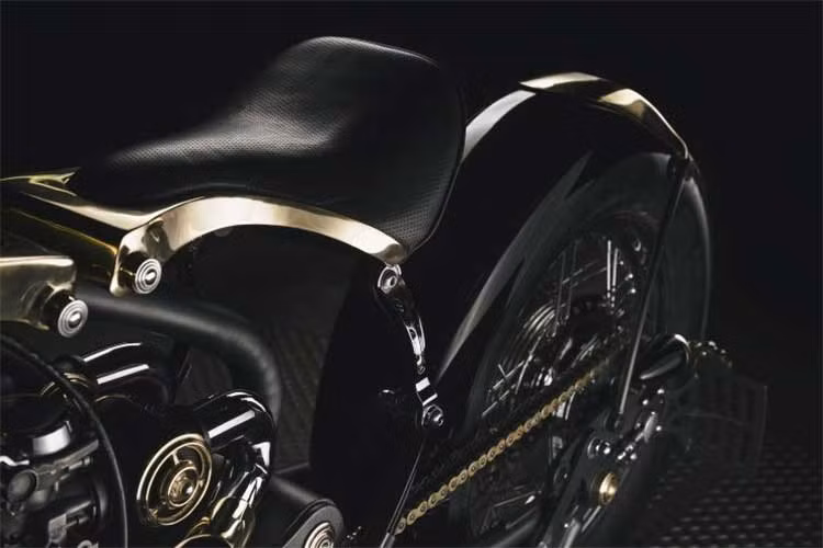 Cơ cấu ghế treo cũng là một chi tiết đặc sắc, nó sử dụng hai lò xo dạng cánh và bản lề để gắn trực tiếp vào hệ thống treo độc lập song song với mặt đất. Điều này khiến người lái có cảm giác êm ái và hạn chế các chấn động.