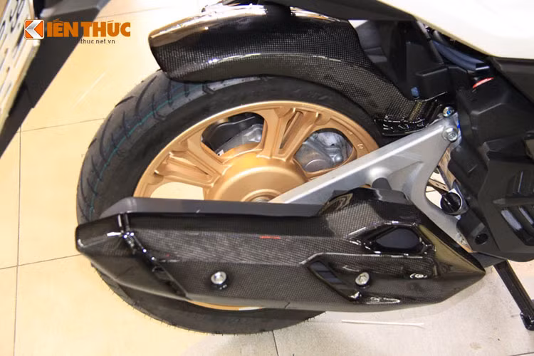 Honda Vario còn có tên gọi khác là Click tại thị trường Thái Lan và Indonesia, xe có 3 phiên bản 110, 125 và 150 phân khối. Giống như Click 125, Vario 150 có thiết kế tương đồng, với nhiều đường nét góc cạnh thể thao và hướng đến giới trẻ, không phân biệt giới tính.