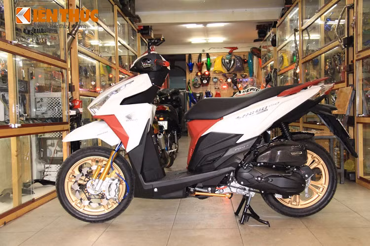 Tại TP HCM, một shop đồ chơi xe đã độ phiên bản mới nhất Honda Vario 2016 trở nên thật phong cách và cá tính hơn bằng cách trang bị một loạt đồ chơi độ kiểng cực chất. Dàn đồ chơi khiên cho chiếc xe tay ga thể thao bắt mắt và đậm chất chơi hơn.
