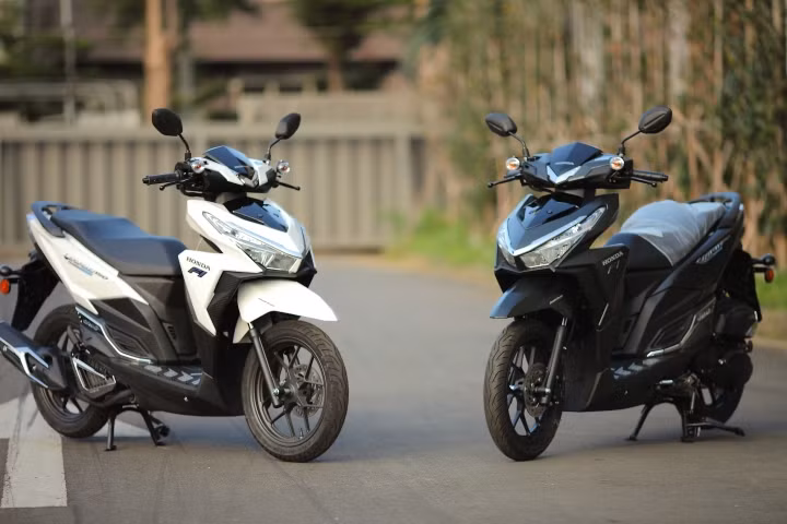 Tại một số thị trường quanh khu vực như Thái Lan hay Indonesia, mẫu xe tay ga thể thao phiên bản 2016 này có mức giá khoảng 1.600 USD (hơn 30 triệu đồng). Khi về đến Việt Nam, mẫu xe này chủ yếu được các đại lý xe tư nhân nhập về bán vơi giá 70 triệu đồng.