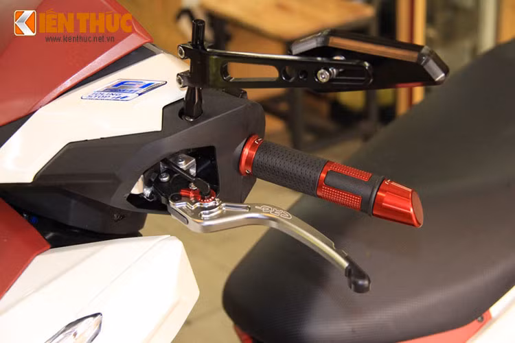 Đầu xe được trang bị kiếng Rizoma 851. Đi kèm với đó là nhiều chi tiết trên như; dè chắn bùn, ốp lọc gió, pát pô được ốp Carbon Fiber đầy tinh tế.