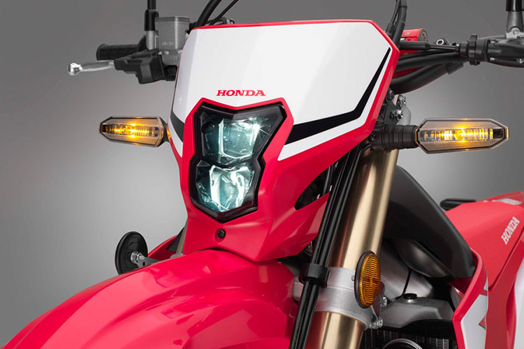 Giống như các dòng xe thế hệ mới khác của Honda, thiết kế của CRF450L đã sắc sảo và cá tính hơn nhiều so với "người anh em" CRF250l. Dựa trên chiếc enduro CRF450X, Honda đã trang bị thêm cho xe dàn đèn trước dạng hai tầng kèm xi nhan mới đều dạng led hiện đại.