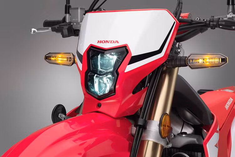 Giống như các dòng xe thế hệ mới khác của Honda, thiết kế của CRF450L đã sắc sảo và cá tính hơn nhiều so với "người anh em" CRF250l. Dựa trên chiếc enduro CRF450X, Honda đã trang bị thêm cho xe dàn đèn trước dạng hai tầng kèm xi nhan mới đều dạng led hiện đại.