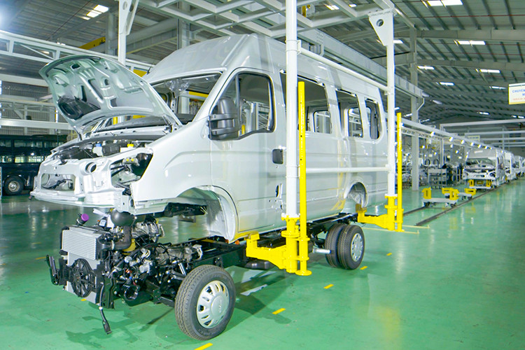 Sản phẩm Mini Bus hoàn toàn mới được sản xuất lắp ráp tại nhà máy Bus THACO, sản phẩm xe thương mại hạng nhẹ IVECO DAILY - 6m và IVECO DAILY PLUS - 7m có kích thước tổng thể lớn hơn các sản phẩm cùng phân khúc với khoang lái được thiết kế tinh giản; trụ kính chắn gió nhỏ, tăng tầm quan sát; bảng điều khiển tập trung giúp tài xế thao tác dễ dàng và thuận tiện.