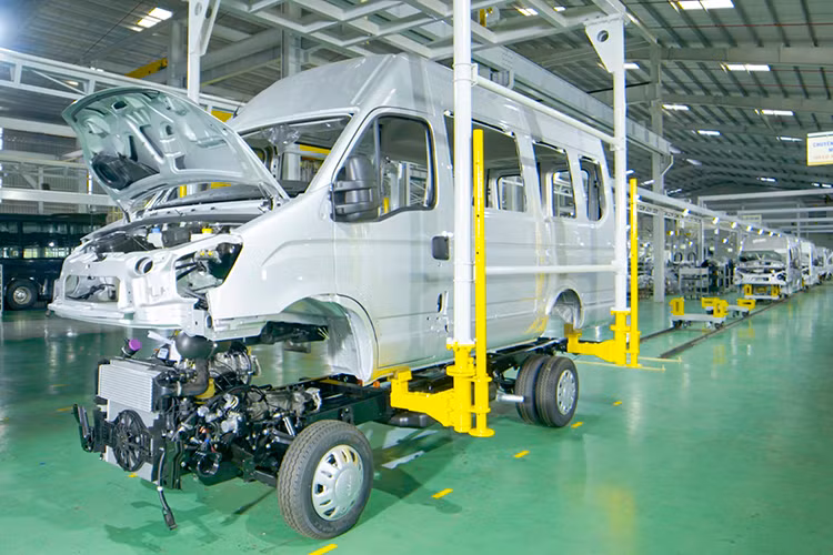 Sản phẩm Mini Bus hoàn toàn mới được sản xuất lắp ráp tại nhà máy Bus THACO, sản phẩm xe thương mại hạng nhẹ IVECO DAILY - 6m và IVECO DAILY PLUS - 7m có kích thước tổng thể lớn hơn các sản phẩm cùng phân khúc với khoang lái được thiết kế tinh giản; trụ kính chắn gió nhỏ, tăng tầm quan sát; bảng điều khiển tập trung giúp tài xế thao tác dễ dàng và thuận tiện.