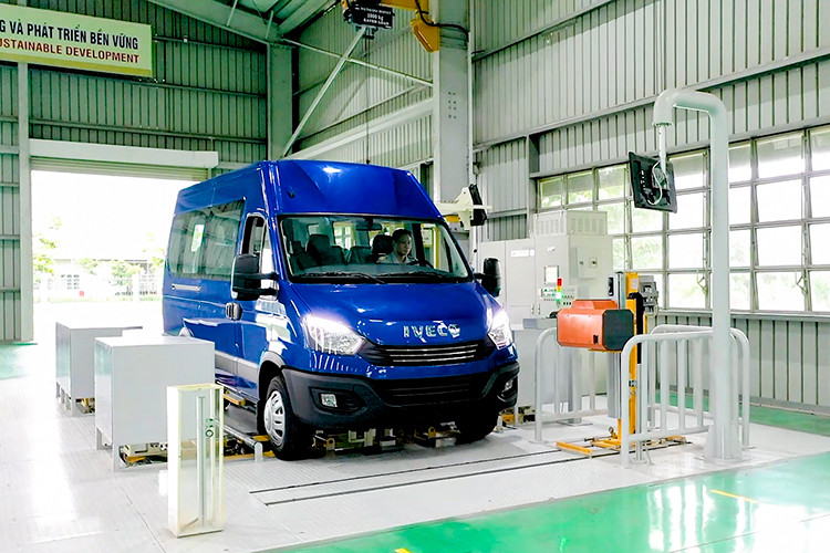 Ngoài ra, nhằm đáp ứng các yêu cầu riêng biệt của khách hàng, THACO còn phát triển thêm phiên bản Premium 10 chỗ và 12 chỗ, trang bị ghế VIP cùng nhiều tiện ích giải trí và tùy chọn cao cấp, phù hợp với khách hàng kinh doanh dịch vụ lữ hành và du lịch nghỉ dưỡng.