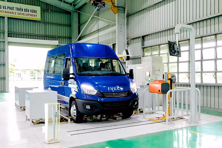 Ngoài ra, nhằm đáp ứng các yêu cầu riêng biệt của khách hàng, THACO còn phát triển thêm phiên bản Premium 10 chỗ và 12 chỗ, trang bị ghế VIP cùng nhiều tiện ích giải trí và tùy chọn cao cấp, phù hợp với khách hàng kinh doanh dịch vụ lữ hành và du lịch nghỉ dưỡng.