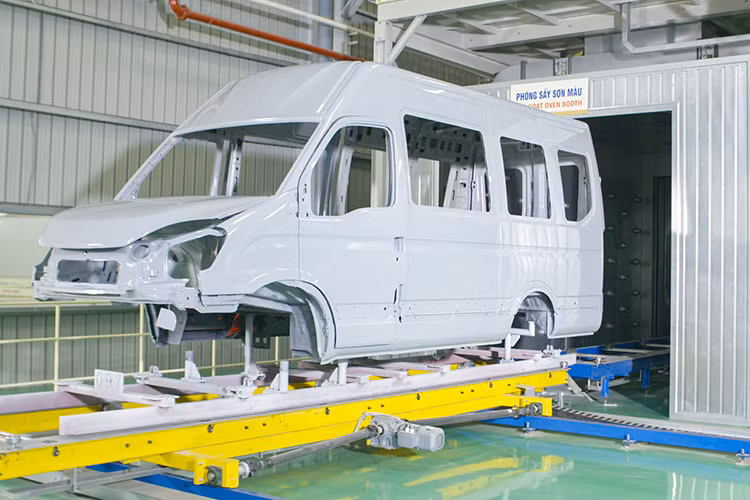 Xe thương mại hạng nhẹ IVECO DAILY có 2 phiên bản IVECO DAILY 16 chỗ và IVECO DAILY PLUS 19 chỗ, phù hợp với nhu cầu vận tải các tuyến cố định, dịch vụ du lịch, đưa đón học sinh. Tuy nhiên, nhà sản xuất lắp ráp THACO chưa công bố giá bán của sản phẩm này.