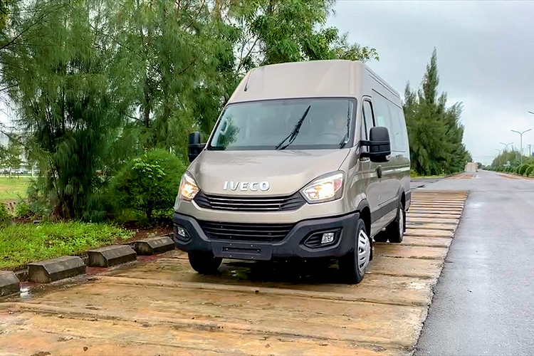 Mẫu xe IVECO DAILY mới sẽ được phân phối tại hệ thống Trung tâm ôtô Tải và Bus THACO trải dài trên cả nước với mô hình Showroom kết hợp xưởng dịch vụ và cửa hàng phụ tùng nhằm tiếp tục cung cấp cho khách hàng các dịch vụ sau bán hàng chuyên nghiệp, nhanh chóng và thuận tiện.