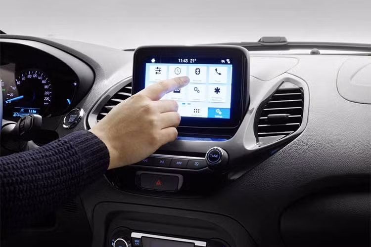 Hệ thống thông tin giải trí SYNC3, điều khiển bằng giọng nói hoặc cảm ứng chạm trên giao diện màn hình 6,5 inch có thể kết nối với hệ điều hành Android Auto và Apple Car Play là những ứng dụng hiện hữu trên xe.