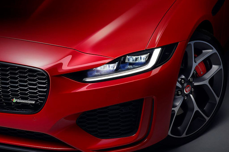 Đèn pha LED hoàn toàn mới với dải đèn LED ban ngày biểu trưng chữ “J” nổi bật mang lại hình ảnh đầy cá tính. Phần đuôi xe cũng được nâng cấp với thiết kế cản sau mới và đèn hậu LED thanh thoát hơn với các chi tiết được làm mới giúp xe trở nên bề thế hơn, mang đến cho xe một diện mạo mới mạnh mẽ hơn.