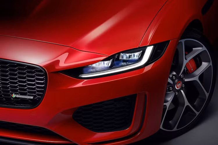 Đèn pha LED hoàn toàn mới với dải đèn LED ban ngày biểu trưng chữ “J” nổi bật mang lại hình ảnh đầy cá tính. Phần đuôi xe cũng được nâng cấp với thiết kế cản sau mới và đèn hậu LED thanh thoát hơn với các chi tiết được làm mới giúp xe trở nên bề thế hơn, mang đến cho xe một diện mạo mới mạnh mẽ hơn.