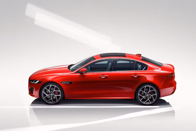 Kế thừa vẻ đẹp được đánh giá cao của đời cũ, tinh thần thể thao của mẫu xe Jaguar XE 2020 mới được nhấn mạnh với các đường nét thiết kế hiện đại được lấy cảm ứng từ dòng F-Type.