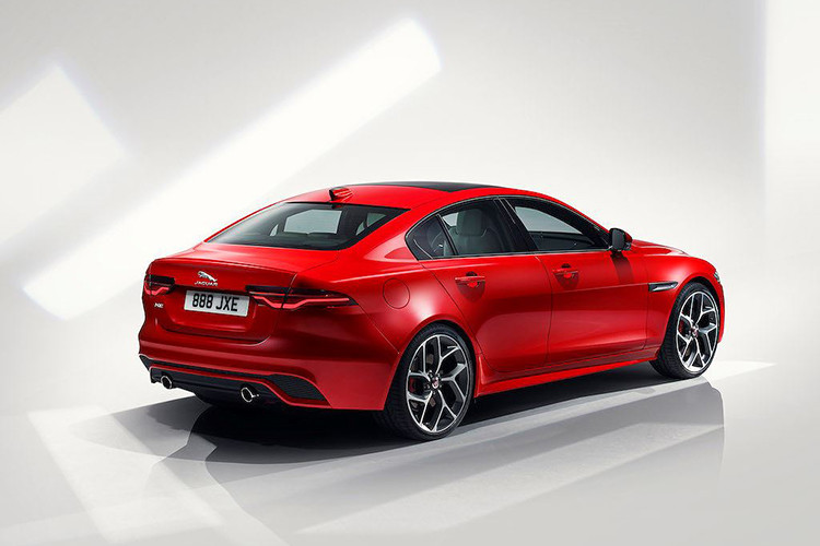 Để đạt định hướng về một mẫu xe có khả năng vận hành mạnh mẽ hơn, các phiên bản R- Dynamic bổ sung các đặc điểm mới ở phần ngoại thất bao gồm các chi tiết được lấy cảm hứng từ cánh máy bay, đường viền kéo dài đến tận đuôi xe và kiểu mâm xe mới.