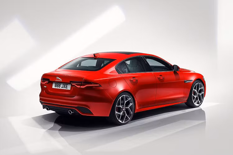 Để đạt định hướng về một mẫu xe có khả năng vận hành mạnh mẽ hơn, các phiên bản R- Dynamic bổ sung các đặc điểm mới ở phần ngoại thất bao gồm các chi tiết được lấy cảm hứng từ cánh máy bay, đường viền kéo dài đến tận đuôi xe và kiểu mâm xe mới.