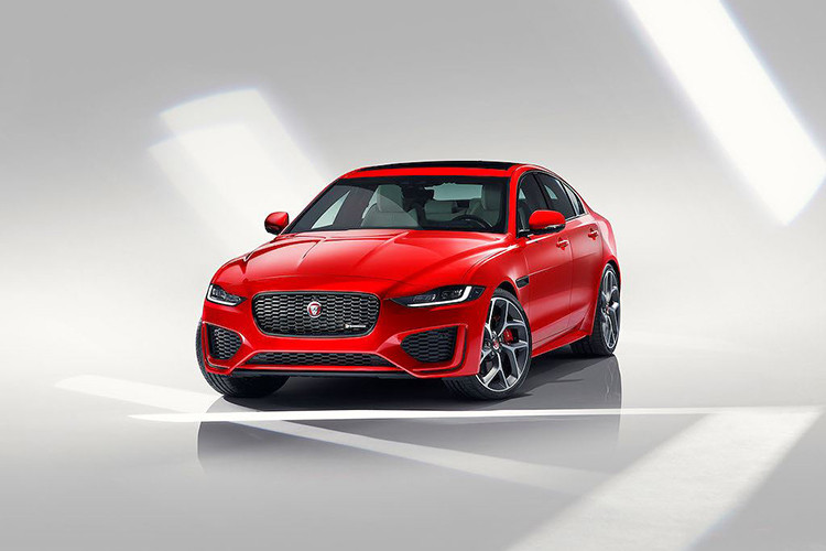 Jaguar XE 2020 mới có thiết kế rộng hơn và thấp hơn phiên bản tiền nhiệm, các hốc gió trước lớn hơn, các chi tiết táo bạo và đường nét cơ bắp tạo nên một chiếc xe đầy hiệu suất với thiết kế khí động học tiên tiến.