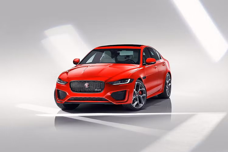 Jaguar XE 2020 mới có thiết kế rộng hơn và thấp hơn phiên bản tiền nhiệm, các hốc gió trước lớn hơn, các chi tiết táo bạo và đường nét cơ bắp tạo nên một chiếc xe đầy hiệu suất với thiết kế khí động học tiên tiến.