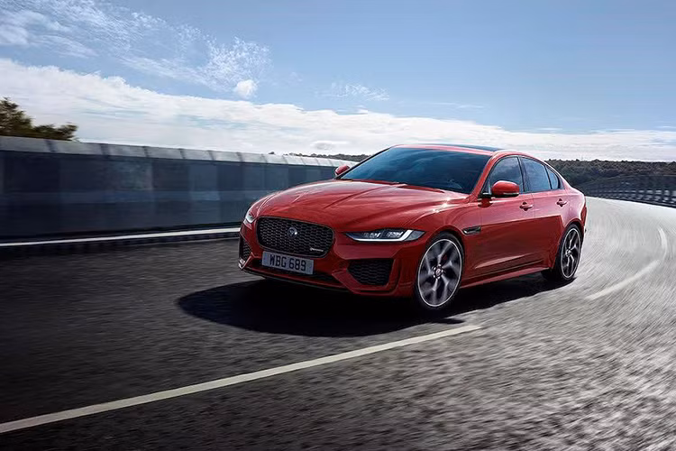 Các khách hàng tại Anh quốc đã có thể đặt hàng XE 2020 với giá khởi điểm từ 33.915 Bảng (tương đương 1,038 tỷ đồng). Theo chia sẻ của Jaguar Land Rover Việt Nam, phiên bản nâng cấp này sẽ có mặt ở thị trường nước ta trong tương lai gần với giá sớm được công bố. Tuy nhiên tại trị trường Việt Nam, Jaguar XE chỉ được nhập khẩu và phân phối các phiên bản động cơ xăng Ingenium.