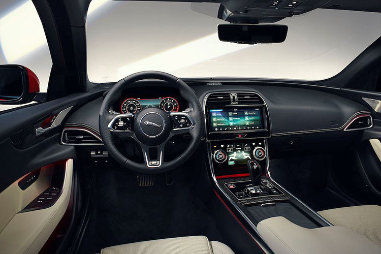 Ở phần nội thất, tinh thần thể thao được tiếp nối với thiết kế ghế ngồi của xe thể thao với màu chỉ khâu tương phản, lẫy sang số màu crôm mờ và ốp bậc cửa R-Dynamic. So với các đời trước đây, XE 2020 có cabin áp dụng rộng rãi các vật liệu mềm, tấm trang trí cao cấp và các tấm ốp cửa hoàn toàn mới, trong khi bảng táp-lô không có nhiều thay đổi.