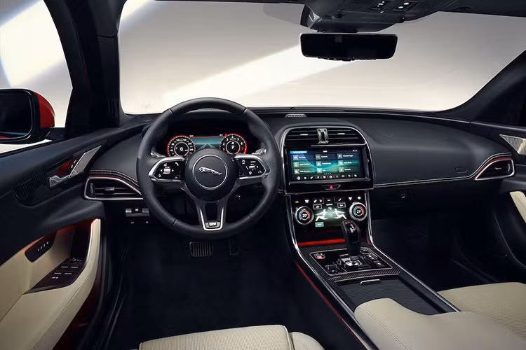 Ở phần nội thất, tinh thần thể thao được tiếp nối với thiết kế ghế ngồi của xe thể thao với màu chỉ khâu tương phản, lẫy sang số màu crôm mờ và ốp bậc cửa R-Dynamic. So với các đời trước đây, XE 2020 có cabin áp dụng rộng rãi các vật liệu mềm, tấm trang trí cao cấp và các tấm ốp cửa hoàn toàn mới, trong khi bảng táp-lô không có nhiều thay đổi.