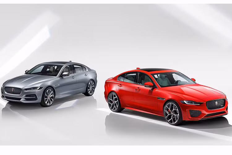 Nhìn vào mẫu xe sedan Jaguar XE, nhiều người sẽ không nghĩ rằng mẫu sedan hạng D cao cấp này đã được ra mắt từ cách đây 5 năm và mới chỉ lên dây chuyền sản xuất kể từ tháng 4/2015. Tuy nhiên trong 4 năm đó, các hãng nhà sản xuất khác đã nâng cấp triệt để những dòng xe cạnh tranh (Mercedes C-Class) hoặc thay thế bằng đời xe mới (BMW 3 Series).