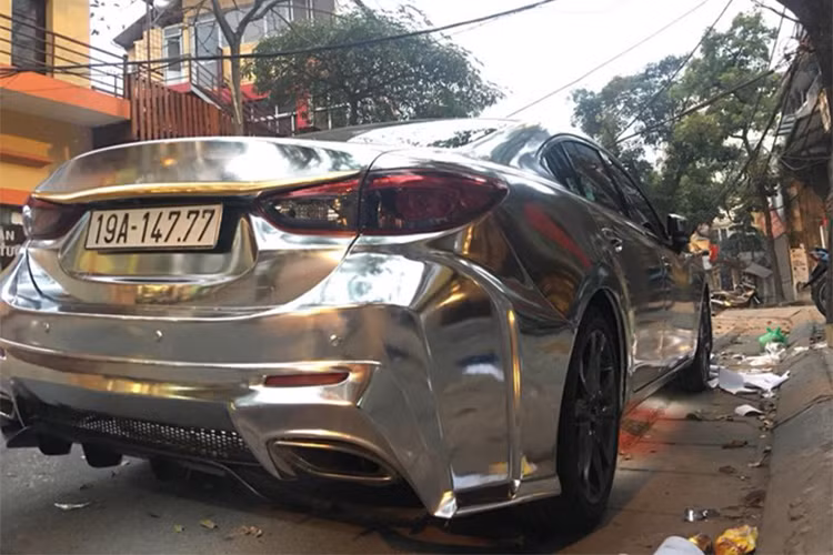 Tại Việt Nam, đã có khá nhiều mẫu xe dùng decal loại này. Ví dụ như chiếc Lamborghini Huracan độ Vorsteiner Novara Edizione, McLaren 650S Spider. Phương pháp dán decal đổi màu xe đã trở nên quá phổ biến và được nhiều người ưa chuộng vì độ thuận tiện và nhanh chóng.