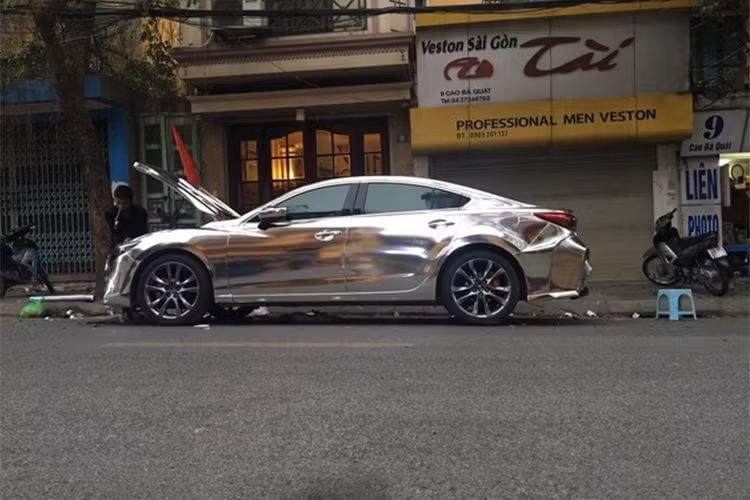 Ngoài độ cửa cắt kéo, Mazda6 facelift 2017 còn được thay bodykit Eagle với thiết kế cản trước và cản sau khác biệt. Chủ nhân chiếc xe còn độ thêm đèn gầm nhiều màu tạo sự nổi bật khi di chuyển trong đêm.