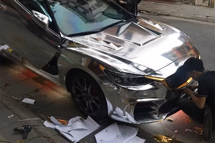 Bên cạnh các chi tiết độ độc đáo cho chiếc "siêu xe" Mazda6 này, chủ nhân của nó còn gắn thêm logo ngựa chồm cỡ lớn phía tản nhiệt. Theo nhiều người chơi xe nhận xét thì logo này đã làm xấu chiếc Mazda.