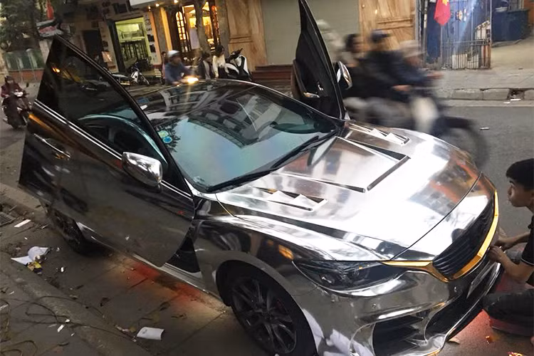 Ngoài ra, Mazda6 bản nâng cấp 2017 còn sở hữu các hệ thống an toàn tiêu chuẩn bao gồm; hệ thống chống bó cứng ABS, phân bố lực phanh điện tử EBD, cân bằng điện tử DSC, cảnh báo chống trộm, 6 túi khí an toàn, cảm biến trước và sau hỗ trợ đỗ xe. camera lùi...