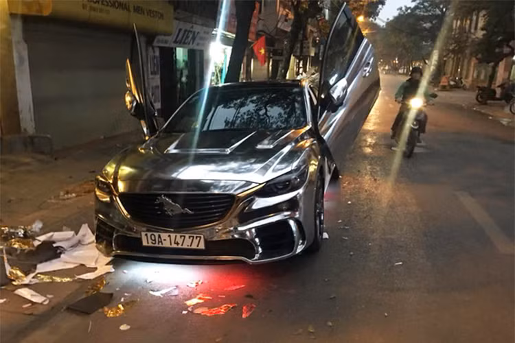 Độ cửa theo phong cách siêu xe Lamborghini đã không còn quá lạ với nhiều , tuy nhiên nó vẫn tạo sức hút với nhiều người. Chiếc xe sedan Mazda6 độ này được thiết kế cửa theo kiểu cắt kéo đặc trưng của Lamborghini giống như trên mẫu xe Aventador và Murcielago.