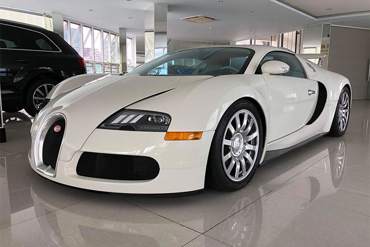 Như vậy, siêu xe Bugatti Veyron độc nhất Việt Nam giờ đây đã có ngoại thất màu trắng, đây là gam màu rất được Chủ tịch Trung Nguyên - Đại gia Đặng Lê Nguyên Vũ ưa chuộng. Ngoài bộ áo màu trắng, "ông hoàng tốc độ" Bugatti Veyron này còn được độ đèn theo phiên bản Super Sport.